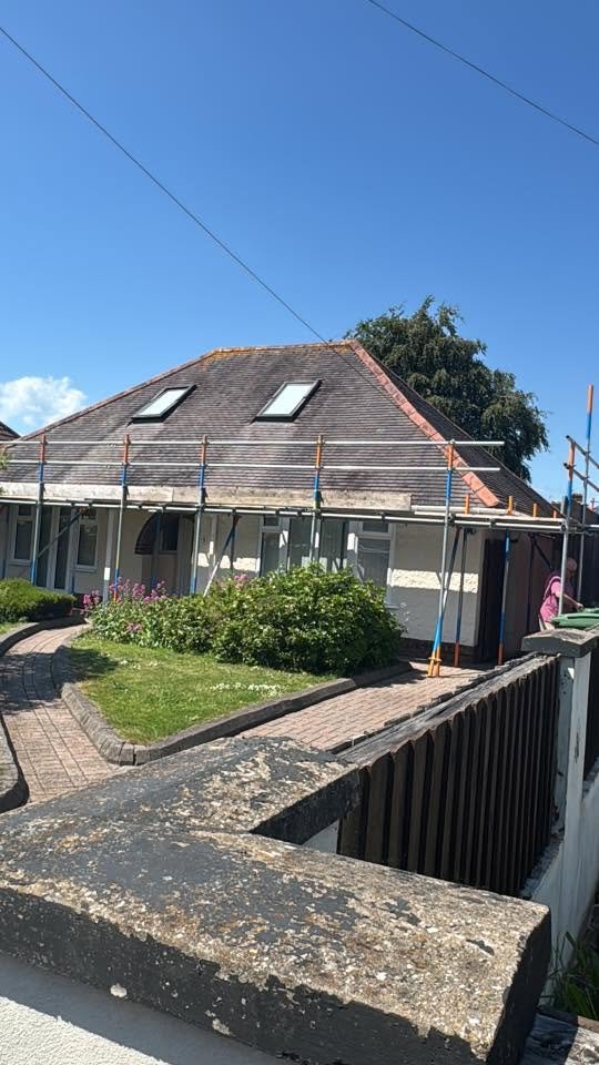 Roof scaffolding on a bungalow